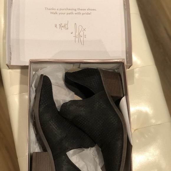 Fergie Wilder Booties - Picture 10 of 11